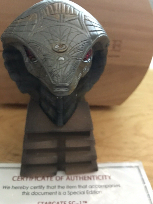 legends-mini-serpent-head-statue-02.jpg